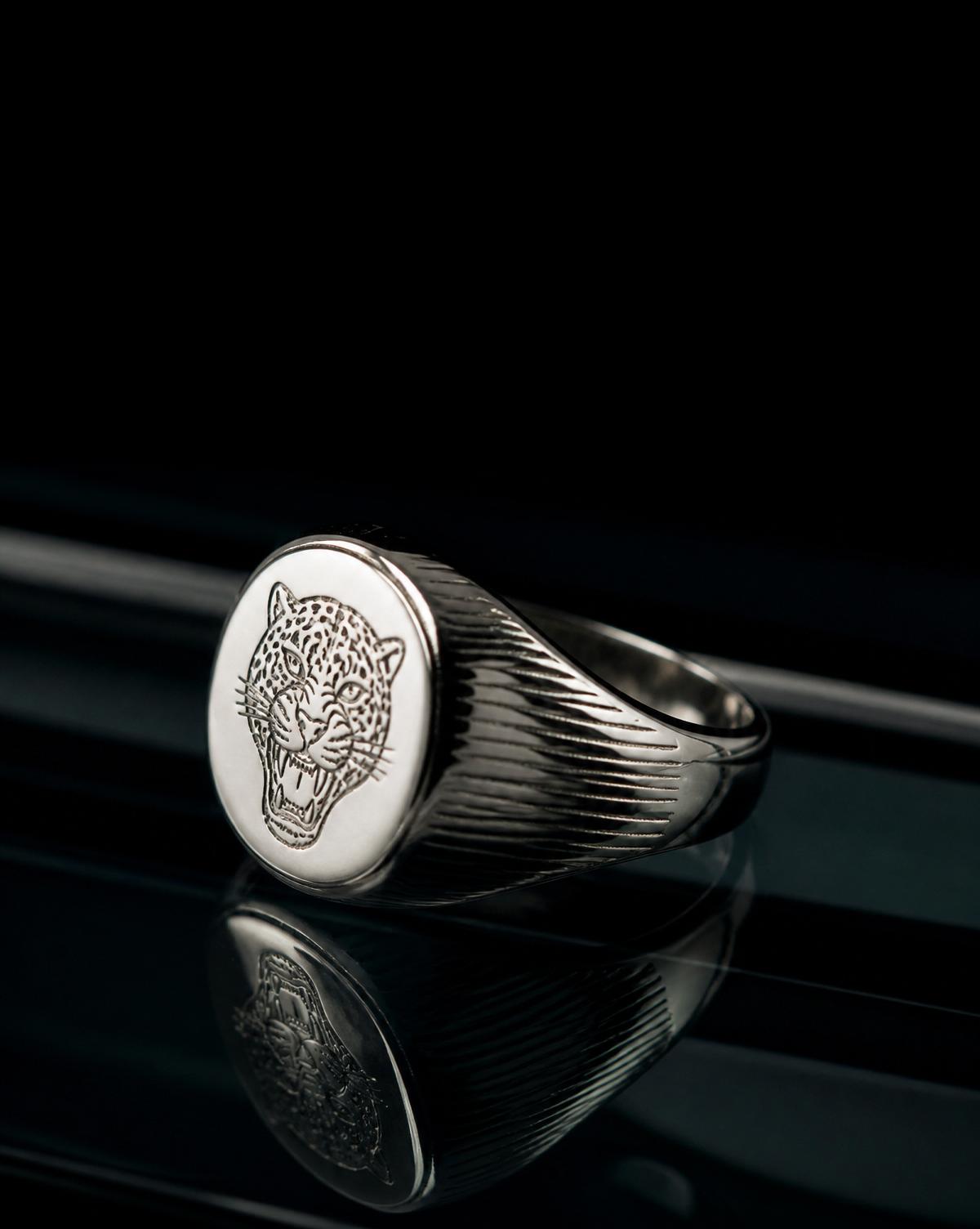 Anel Instinct com gravação jaguar em prata 925 sobre vidro fumê