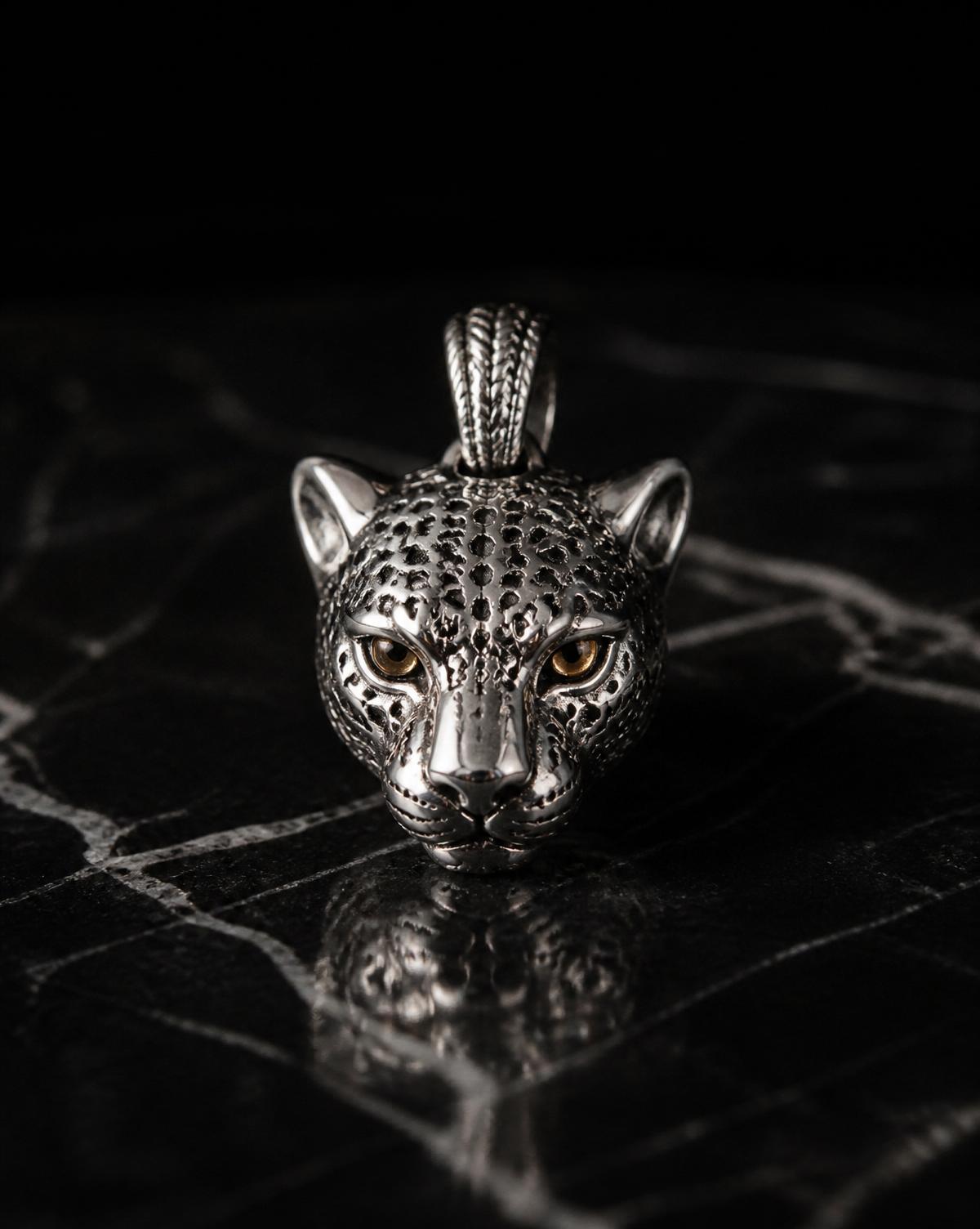 Pingente cabeça de jaguar em prata 925 sobre mármore preto